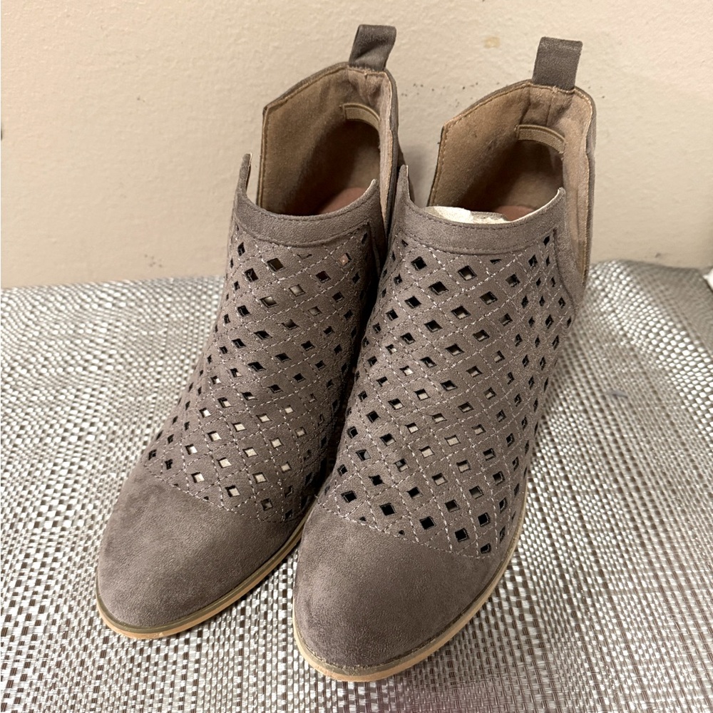 WeeBoo Ramona Taupe Faux Suede Ankle Booties Womens Size 6.5 Chunky Heel